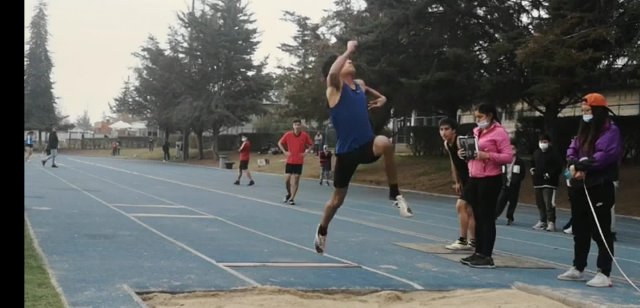 Ricardo Román en salto largo