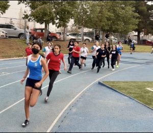 Violeta Salvador, Rosario Benavides y Monserrat Hinojsa en Resistencia 600 metros infantil damas.