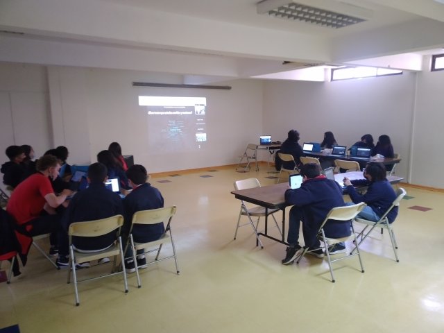 Estudiantes NSDC en Asamblea REI