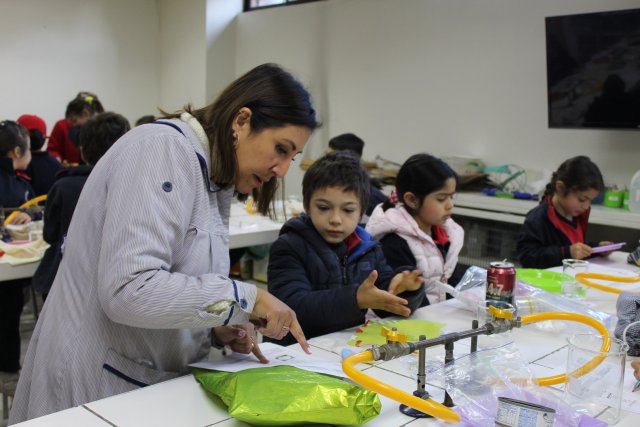 WEB NSDC 2022 - 1° Básico B en el laboratorio06