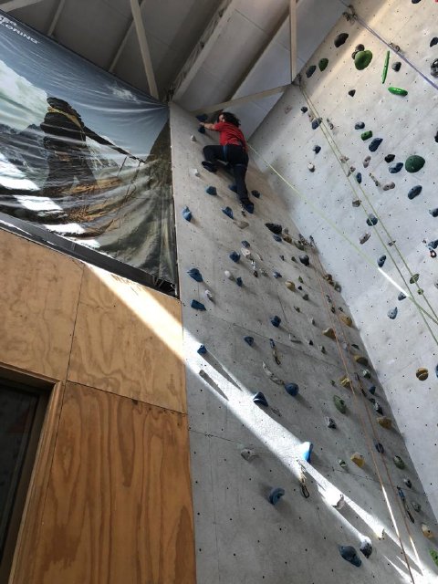 WEB NSDC 2023 - Jornada de escalada en gimnasio El Muro - III y IV Medios - Electivo Montañismo y escalada03
