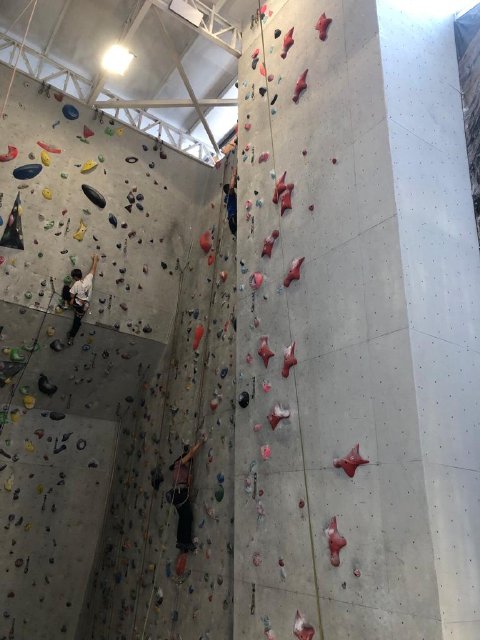 WEB NSDC 2023 - Jornada de escalada en gimnasio El Muro - III y IV Medios - Electivo Montañismo y escalada04