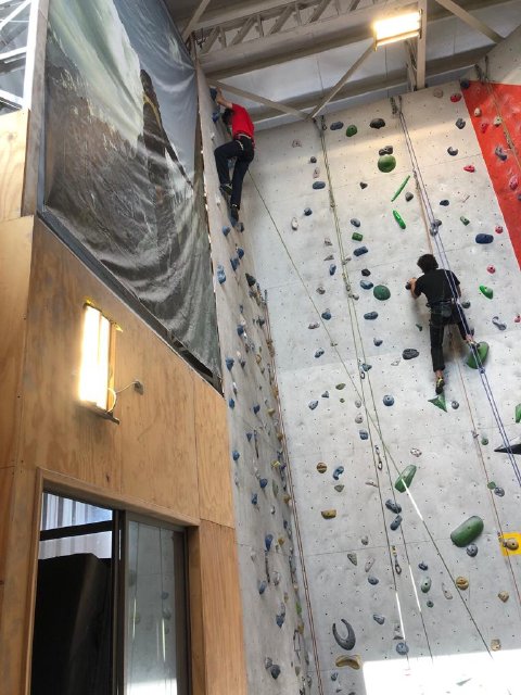 WEB NSDC 2023 - Jornada de escalada en gimnasio El Muro - III y IV Medios - Electivo Montañismo y escalada05