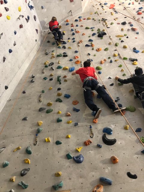 WEB NSDC 2023 - Jornada de escalada en gimnasio El Muro - III y IV Medios - Electivo Montañismo y escalada06