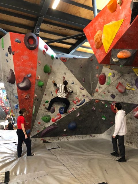 WEB NSDC 2023 - Jornada de escalada en gimnasio El Muro - III y IV Medios - Electivo Montañismo y escalada09