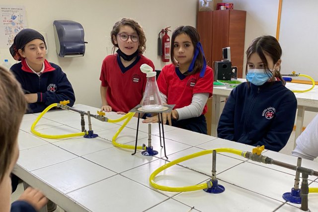 WEB NSDC 2023 - 4° Básico B - 4° Básicos en el laboratorio La Materia - 13